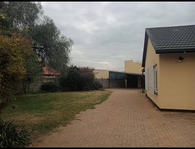 4 BEDROOM HOUSE FOR SALE IN HELIKONPARK
